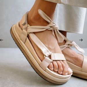 New In Box- Alohas Tied Together Stone & Beige